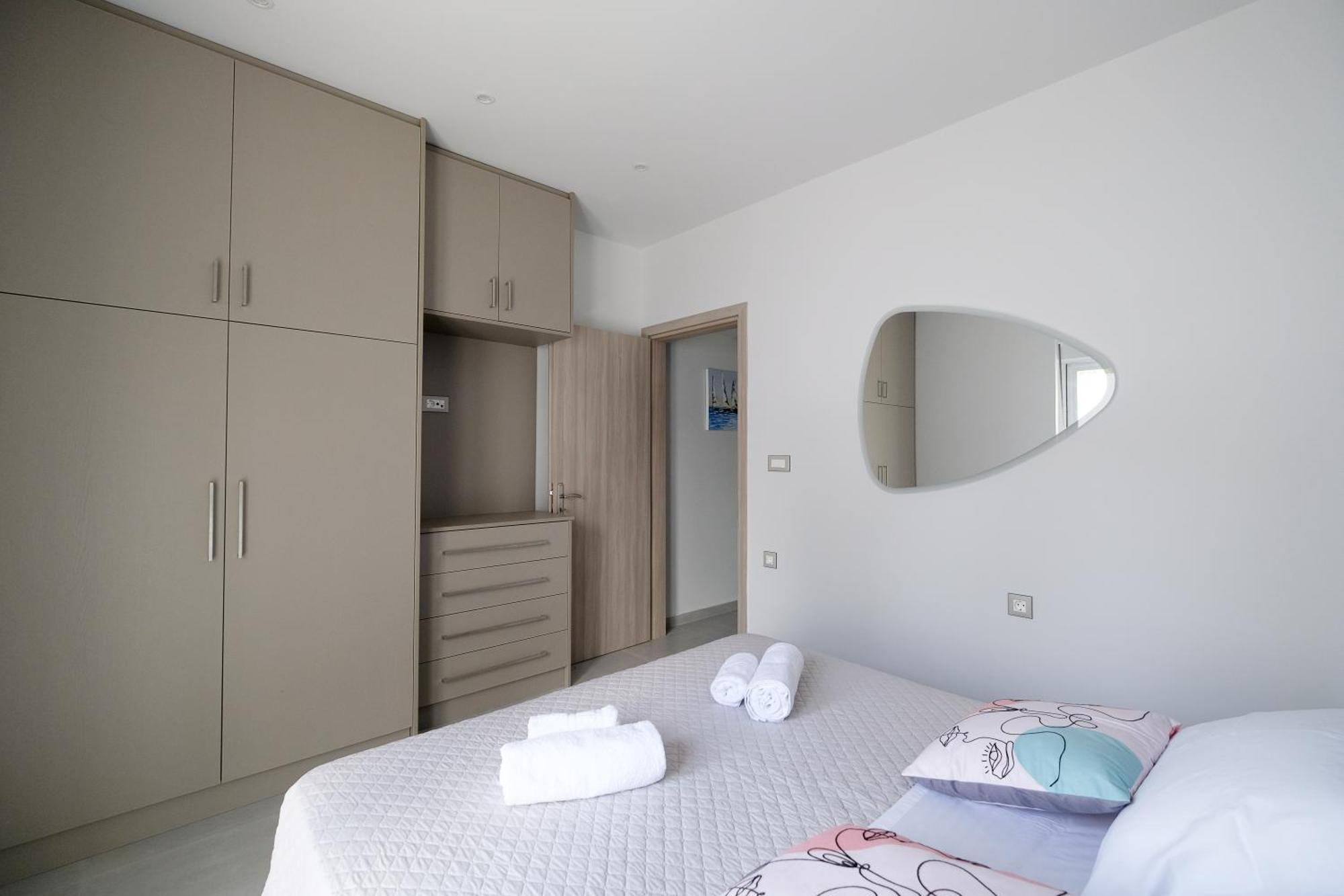 Rhodes Retreat: Modern Comfort In Serene Luxury Lägenhet
